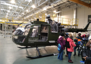 remont helikoptera zabytkowego w hangarze