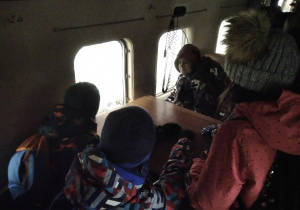 uczniowie we wnętrzu helikoptera