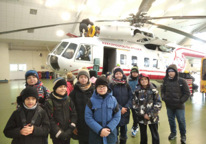 uczniowie przy helikopterze reprezentacyjnym w hangarze