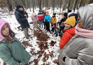 uczniowie klas piątych w lesie Łagiewnickim