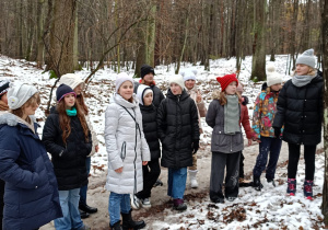 uczniowie klas piątych w lesie Łagiewnickim