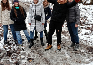 grupa uczniów z klasy 5b w lesie Łagiewnickim