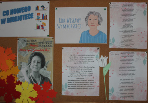 tablica przy bibliotece z wierszami i portretami Wisławy Szymborskiej