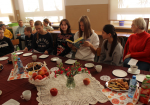 uczniowie i nauczyciele czytają wiersze Wisławy Szymborskiej