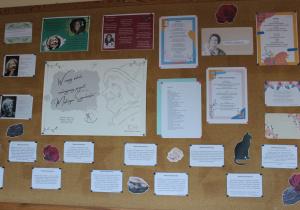 tablica z wierszami i biografią Wisławy Szymborskiej