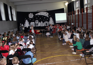 przedstawienie świąteczne w wykonaniu klas piątych