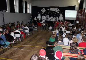 przedstawienie świąteczne w wykonaniu klas piątych