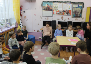 Klasa 1c w bibliotece podczas pasowania na czytelnika