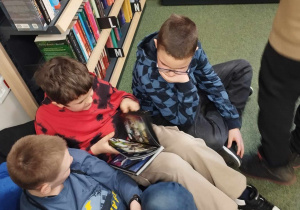 Uczniowie klasy 4b czytają książki w kąciku dla dzieci