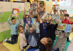 Klasa 1c trzyma swoje ulubione książki