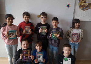 Klasa 4b trzyma swoje ulubione książki