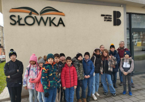 Uczniowie 4b przed filią Miejskiej Biblioteki Publicznej "Słówka"