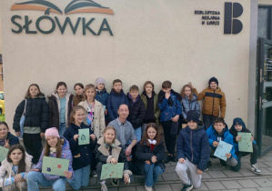 Uczniowie 4a przed filią Miejskiej Biblioteki Publicznej "Słówka"