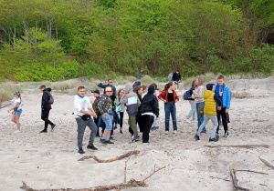 Uczniowie klas piątych na plaży w Poddąbiu