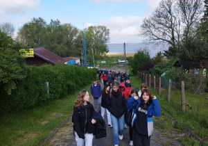 Uczniowie klas szóstych i siódmych podczas spaceru na plażę.