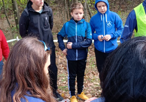 Mateusz K., Janek i Mateusz M. z klasy 6a na starcie zawodów.