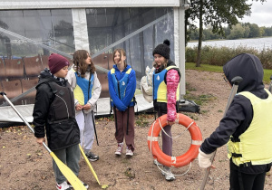 Uczniowie klasy 6a przygotowujący sprzęt potrzebny do żeglowania