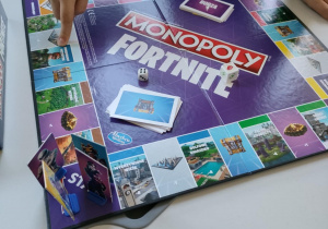 Uczniowie grają w Monopoly Fortnite