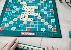 Uczniowie grają w Scrabble po angielsku