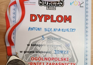 Dyplom i medal Antoniego