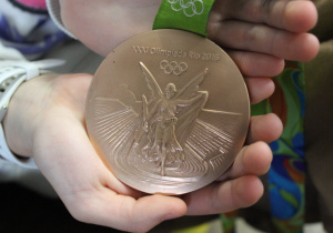 XXXI Olimpiada - medal w dłoni ucznia