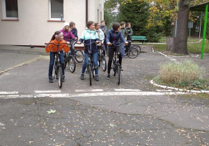 uczniowie szkoły jadą na rowerach podczas egzaminu na kartę rowerową