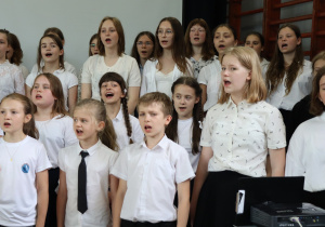 chór szkolny śpiewa w czasie akademii