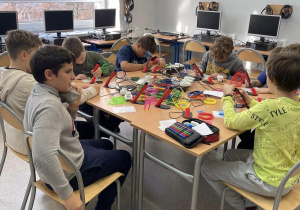 uczniowie pracują z penami 3D