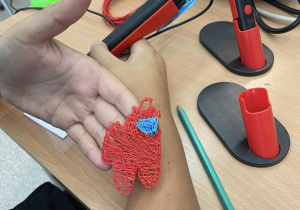 uczniowie pracują z penami 3D