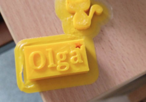 wydrukowany na drukarce 3d znaczek z napisem Olga