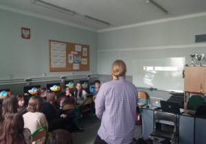uczniowie w sali komputerowej podczas zajęć z druku 3d