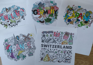 Prace uczniów przedstawiające pokolorowane nazwy państw