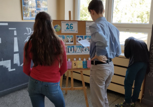 Uczniowie czytają informacje o Day of Languages