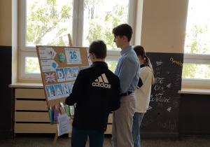 Uczniowie czytają informacje o Day of Languages